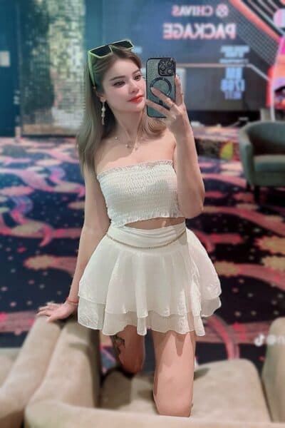 Girl PP posing gracefully – available for massage companionship in Nusa Bestari 3.