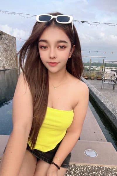 Girl JAYDA posing gracefully – available for massage companionship in Nusa Bestari 1.