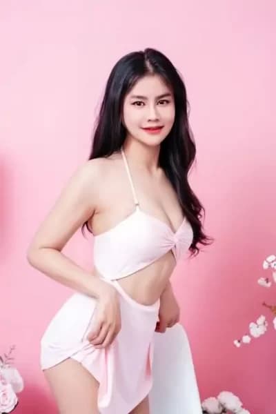 Girl FF posing gracefully – available for massage companionship in Nusa Bestari 1.