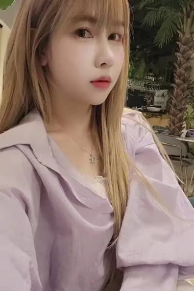 Girl JINJU posing gracefully – available for massage companionship in Bukit Indah 3.