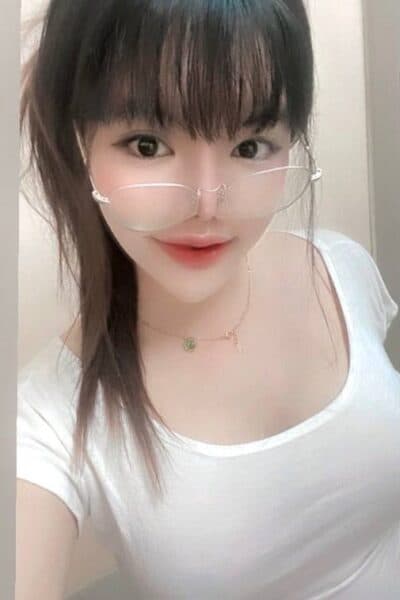 Girl JENNI, luxury massage escort available in Bukit Indah 3.