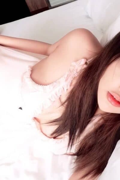 Girl JENNI posing gracefully – available for massage companionship in Bukit Indah 3.