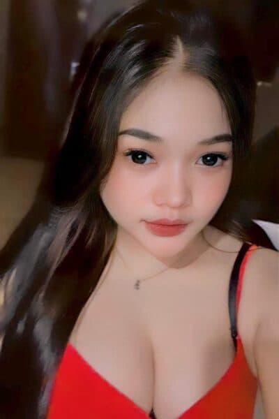 Girl CELINE posing gracefully – available for massage companionship in JB Town 4.