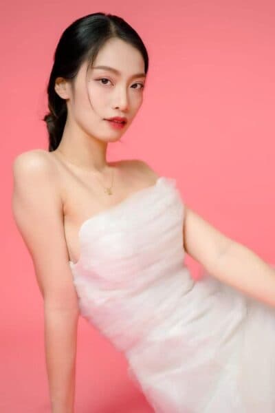 Girl YENLY posing gracefully – available for massage companionship in Bukit Indah 3.