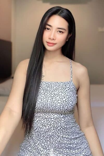 Girl RACHEL 72 posing gracefully – available for massage companionship in JB Town 6.