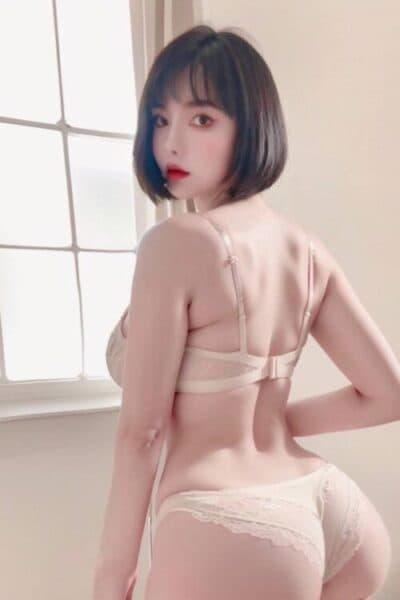 Girl LINDA posing gracefully – available for massage companionship in Bukit Indah 1.