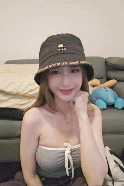 Girl MILLIE, offering relaxing massage companionship in Bukit Indah 1.