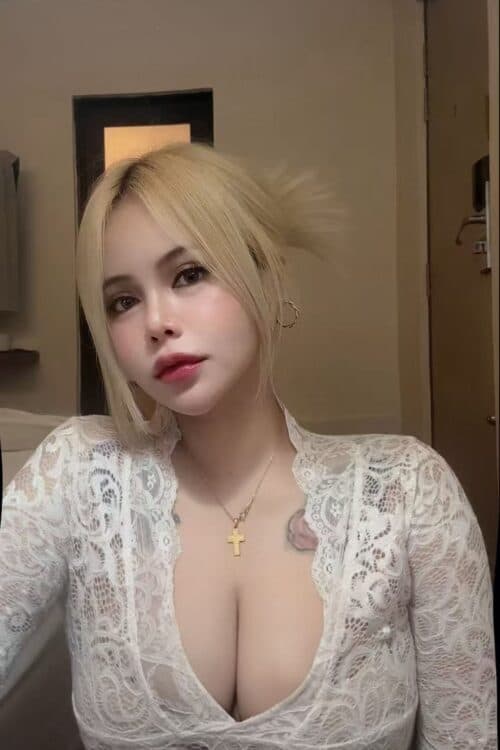 AVERY, experienced escort offering massage sessions in Bukit Indah 1. - small image