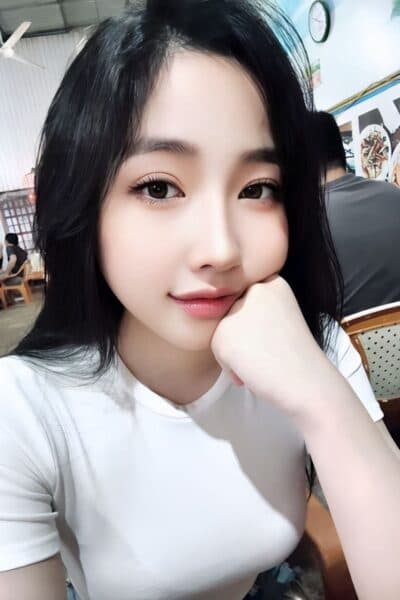 Girl MIDORI 779 posing gracefully – available for massage companionship in JB Town 7.