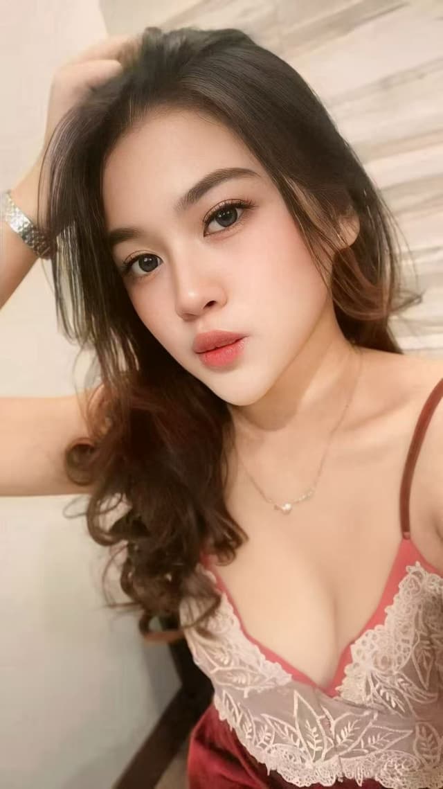 Sophisticated portrait of CELINE 819, luxury companion in Mount Austin 1. - small image