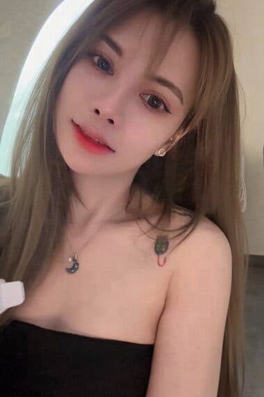 Girl CELINE posing gracefully – available for massage companionship in JB Town 5.