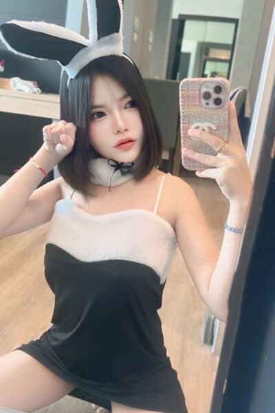 Girl MIN 131 posing gracefully – available for massage companionship in JB Town 7.