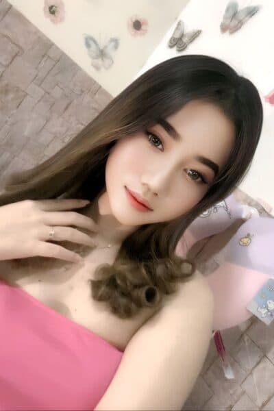 Girl JESIKA 33 posing gracefully – available for massage companionship in JB Town 6.