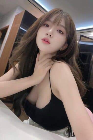 Girl YIYI posing gracefully – available for massage companionship in JB Town 5.