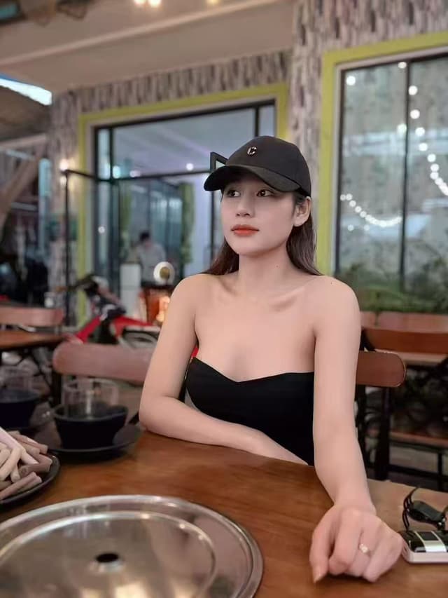 Sophisticated portrait of MIMI 368, luxury companion in Permas 1. - small image