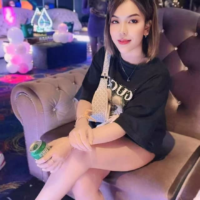 Sophisticated portrait of SODA 76, luxury companion in JB Town 1. - small image