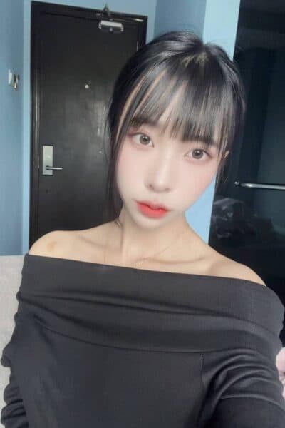 Girl JUDY posing gracefully – available for massage companionship in JB Town 4.