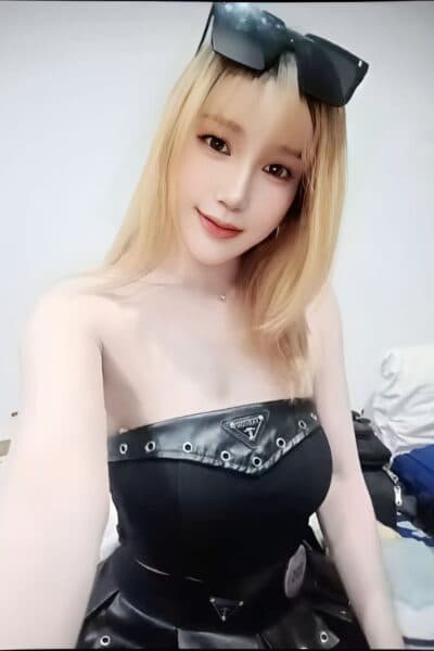 Girl KITTY 900 posing gracefully – available for massage companionship in JB Town 6.