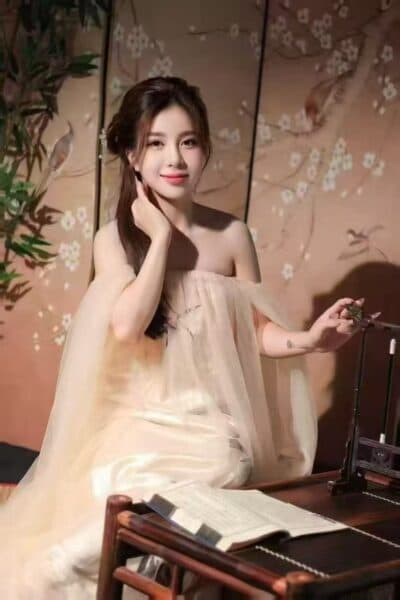 Girl Discreet and professional massage companion – SELLA 882 in Nusa Bestari 2.