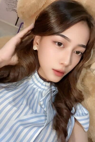 Girl CELINE 626 posing gracefully – available for massage companionship in JB Town 6.