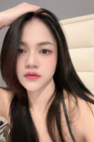 Girl LILI699 posing gracefully – available for massage companionship in JB Town 8.