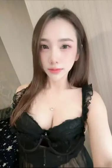 Girl FEI FEI posing gracefully – available for massage companionship in JB Town 5.