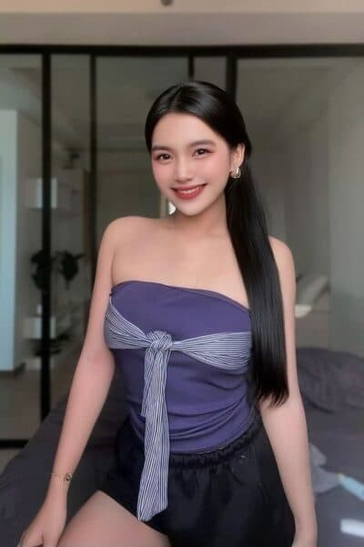 Girl YUMIKO posing gracefully – available for massage companionship in Nusa Bestari 1.