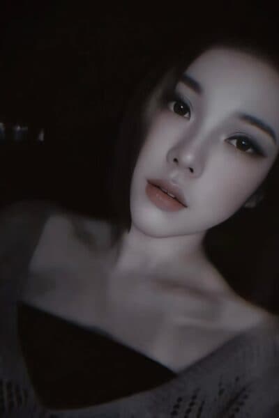 Girl SALLY 666 posing gracefully – available for massage companionship in Nusa Bestari 2.