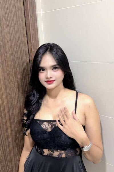 Girl JESICA posing gracefully – available for massage companionship in Bukit Indah 3.