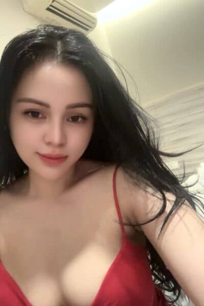 Girl ANGGI posing gracefully – available for massage companionship in Nusa Bestari 1.