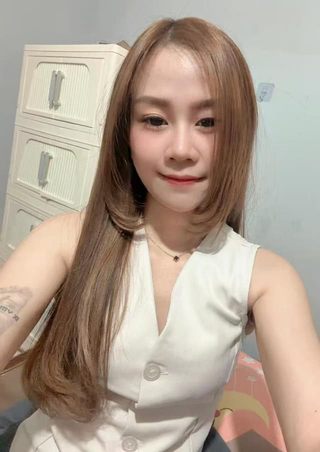 Sophisticated portrait of ELISA 318, luxury companion in Bukit Indah 2. - small image