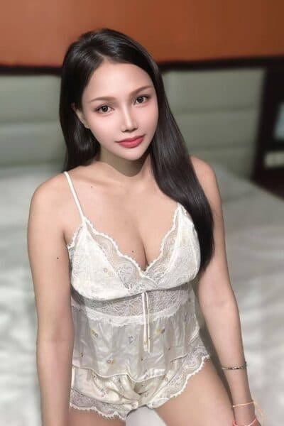 Girl TINA posing gracefully – available for massage companionship in Nusa Bestari 1.