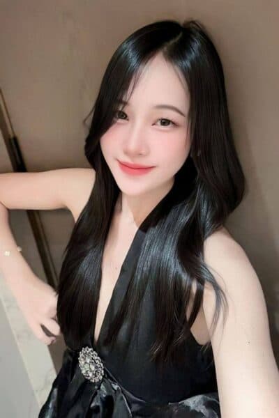 Girl SODA posing gracefully – available for massage companionship in Nusa Bestari 1.