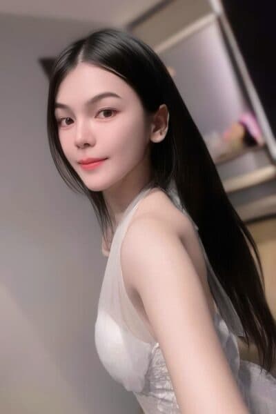 Girl EVE posing gracefully – available for massage companionship in Nusa Bestari 1.