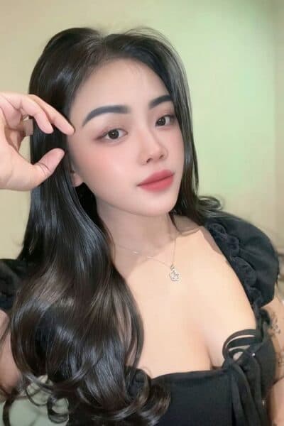 Girl VIONA posing gracefully – available for massage companionship in Nusa Bestari 1.