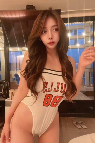 Girl BELLA, luxury massage escort available in JB Town 8.