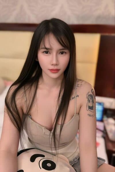 Girl STELLA posing gracefully – available for massage companionship in Nusa Bestari 1.