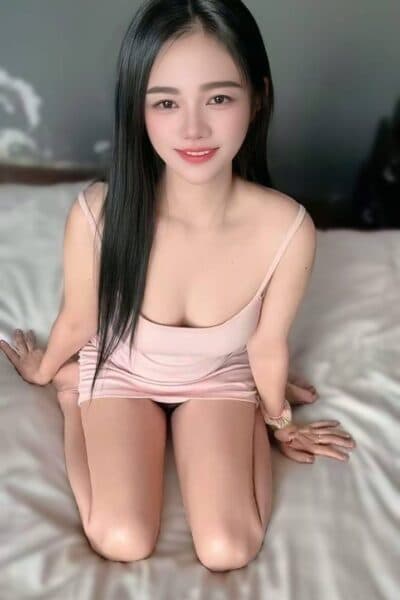 Girl VICKY posing gracefully – available for massage companionship in Nusa Bestari 1.