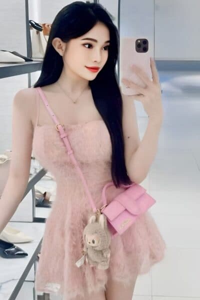 Girl LYSA 22 posing gracefully – available for massage companionship in JB Town 6.