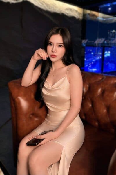 Girl SMILE posing gracefully – available for massage companionship in Nusa Bestari 3.