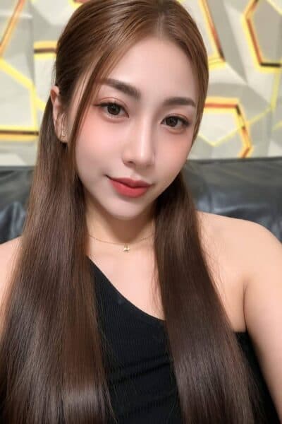 Girl DIAMOND posing gracefully – available for massage companionship in Nusa Bestari 3.