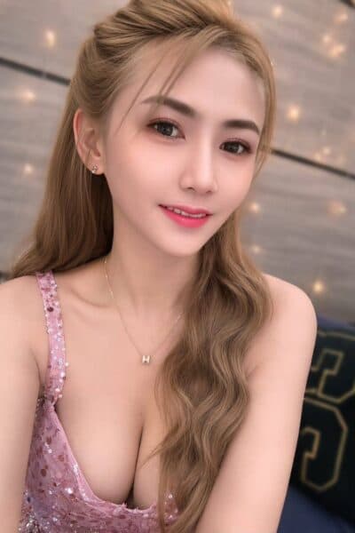 Girl HANNA posing gracefully – available for massage companionship in Nusa Bestari 1.