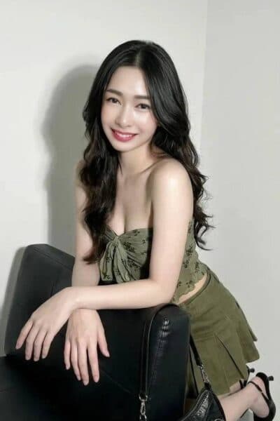 Girl YURI posing gracefully – available for massage companionship in Bukit Indah 3.