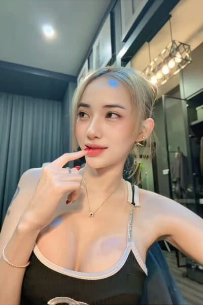 Girl Discreet and professional massage companion – FAR 617 in Bukit Indah 2.