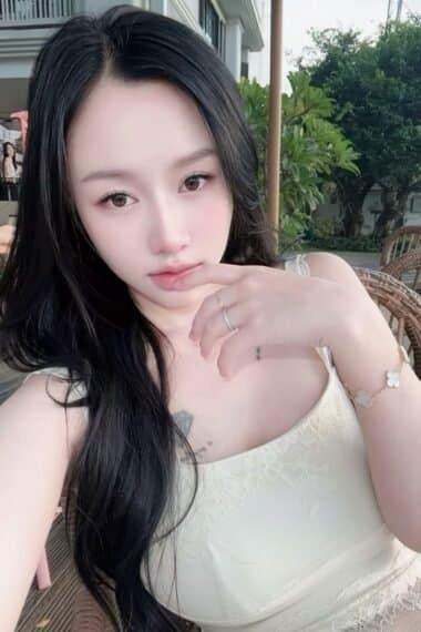Girl CELINE posing gracefully – available for massage companionship in JB Town 5.