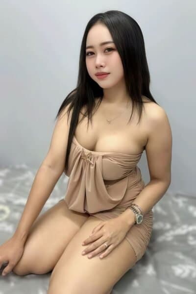 Girl ZARA 43 posing gracefully – available for massage companionship in JB Town 6.
