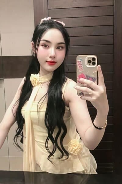 Girl SUNNY 102 posing gracefully – available for massage companionship in JB Town 6.