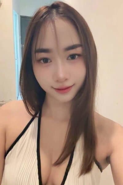 Girl MEAW posing gracefully – available for massage companionship in Bukit Indah 3.