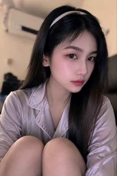 Girl LUMI posing gracefully – available for massage companionship in Nusa Bestari 1.