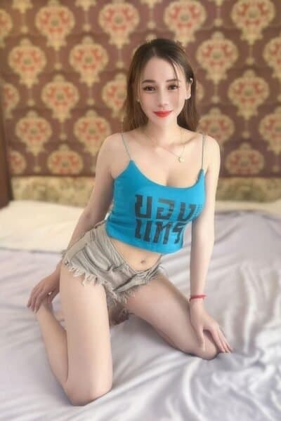 Girl EE posing gracefully – available for massage companionship in Nusa Bestari 3.